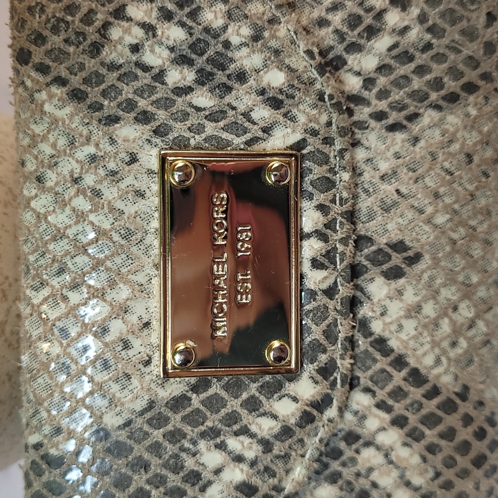 MICHAEL KORS SNAKE PRINT  PHONE WRISTLET - Picture 2 of 14